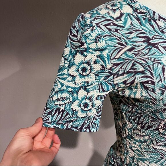 Gorgeous LuLaRoe Amelia floral short sleeve knee length dress - Picture 4 of 14